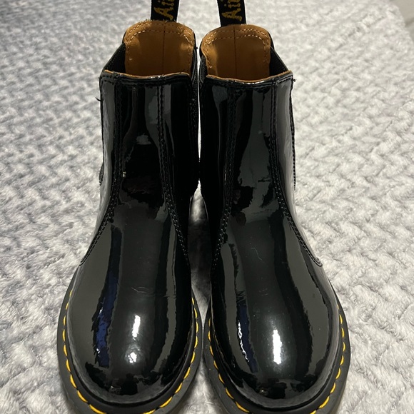 Dr. Martens Women's 2976 Chelsea Boot - Picture 2 of 7